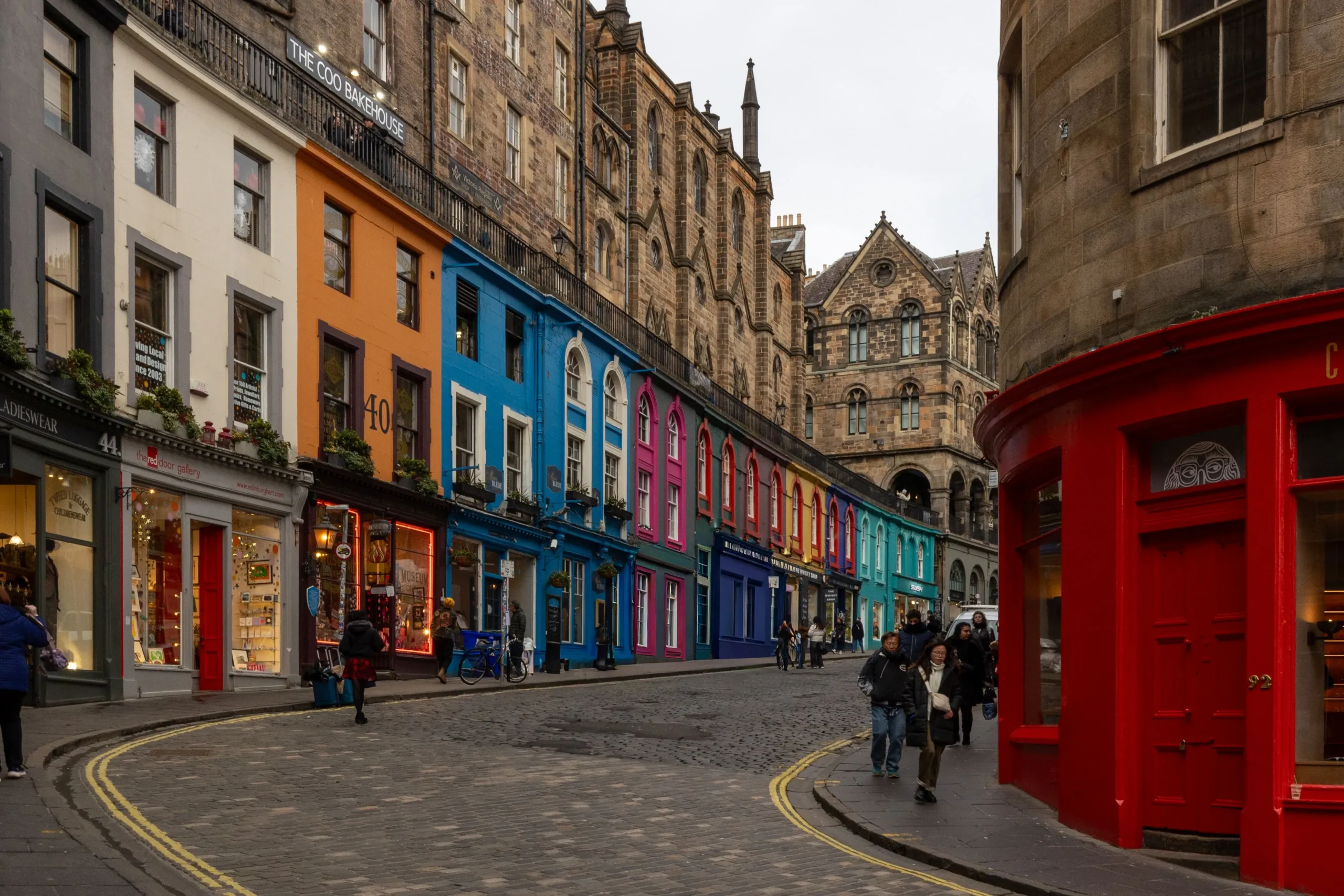 Colorful buildings and charming shops along Victoria Street in Edinburgh’s historic Old Town.